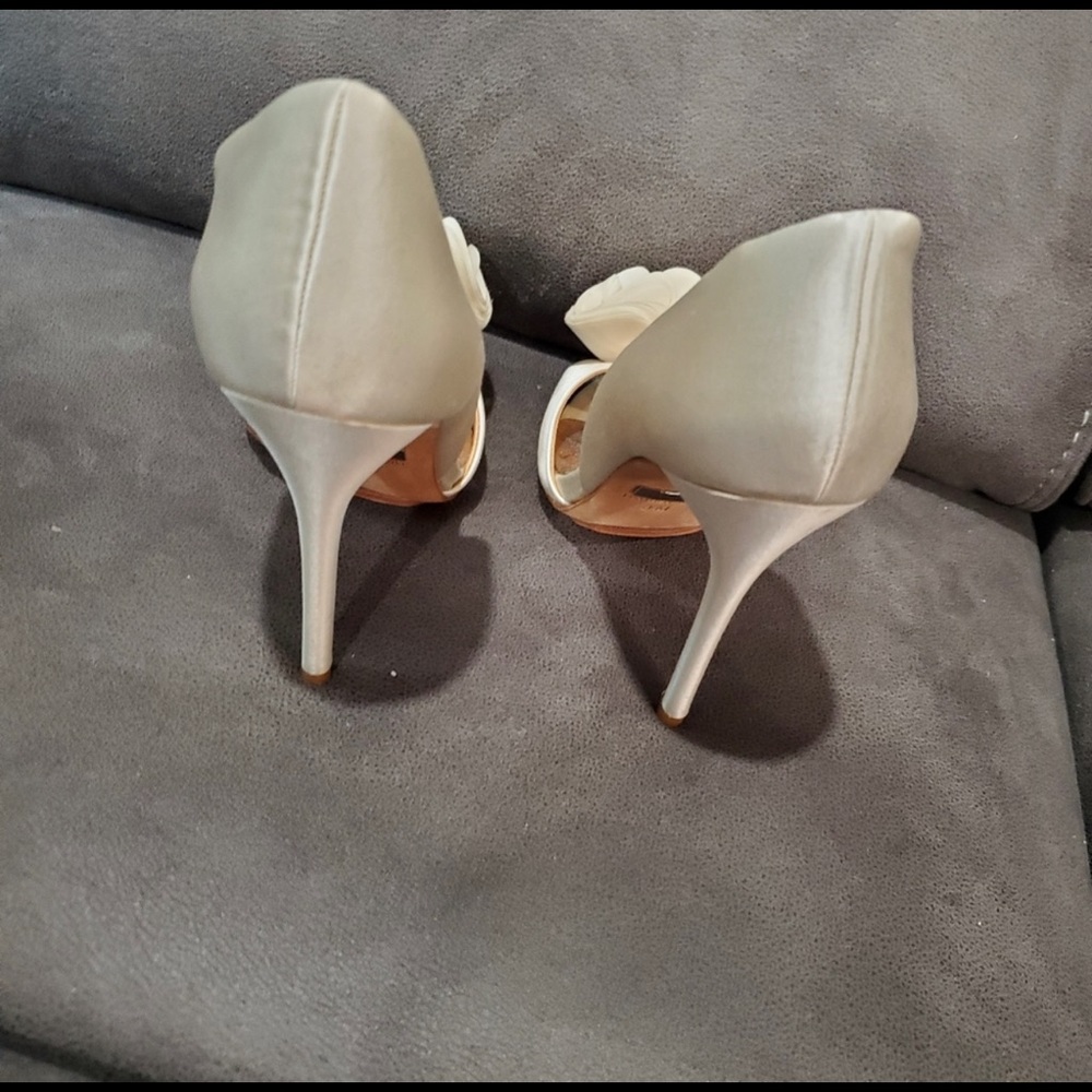 Badgley Mischka off white silk shoes, size 8M, silk flower accent, 4 inch heel - Picture 6 of 6